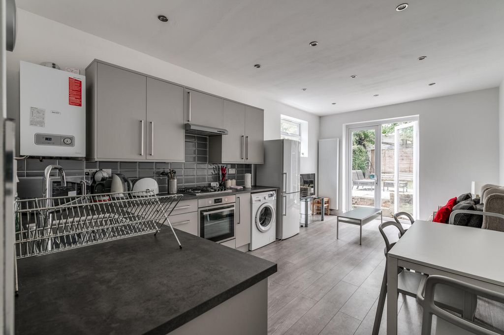Property photo 1 of 11 Mostyn Avenue