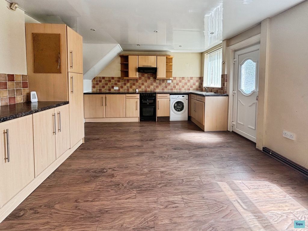 Property photo 3 of 18 4