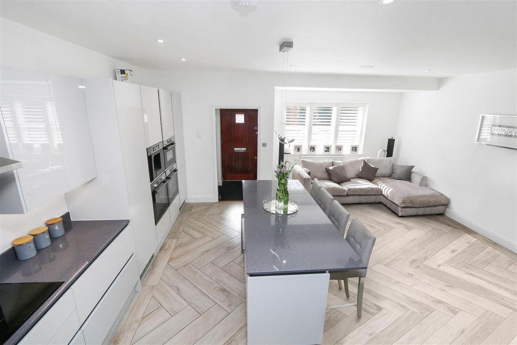 Property photo 2 of 16 Rt_Wt_Bxh_T_Job46_Newton Court_8_29032021134428_10