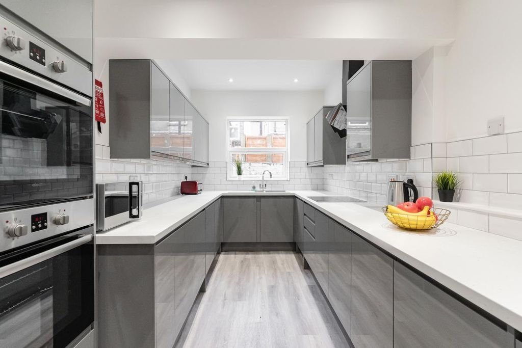 Property photo 3 of 18 Photo 02