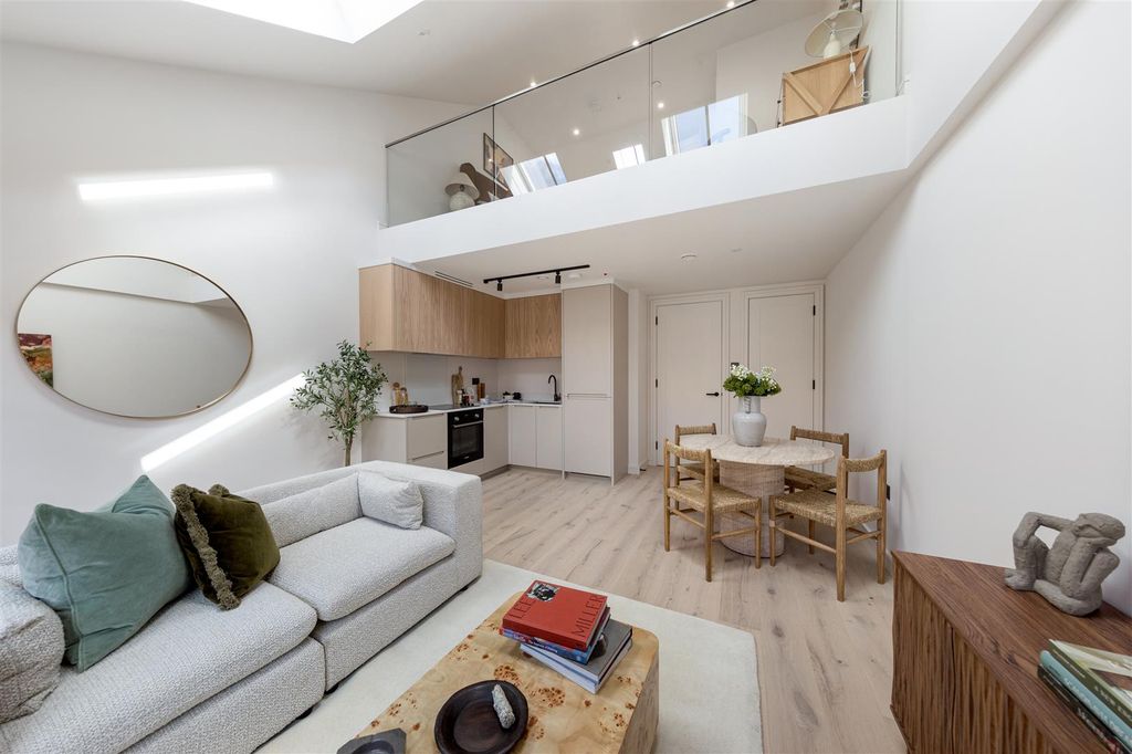 Property photo 2 of 21 Hollybush Gardens, E2