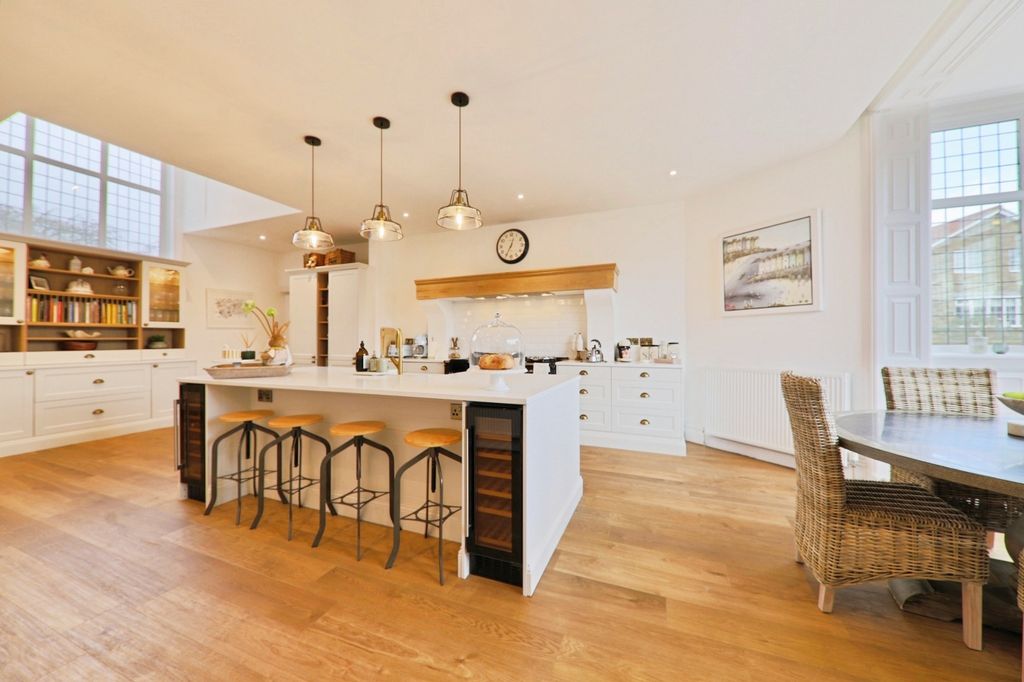 Property photo 2 of 23 4954954