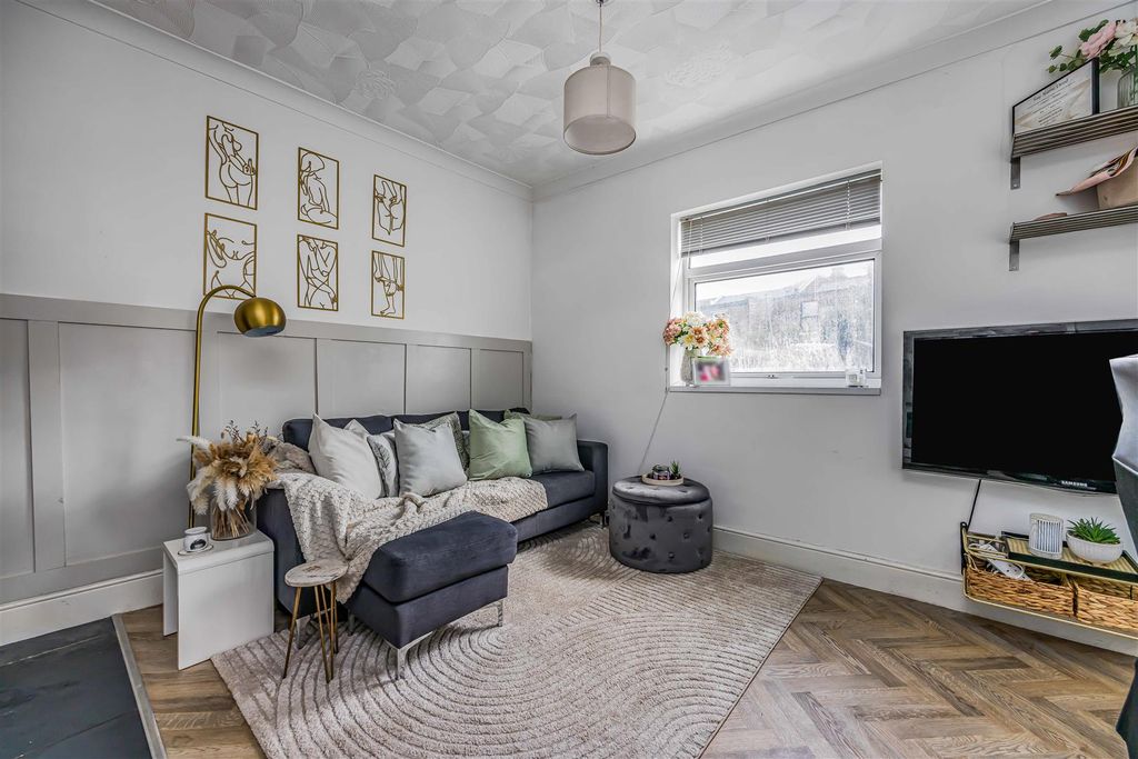 Property photo 2 of 16 Flat 2, 27, Festing Road, Southsea-Small-Porticoma