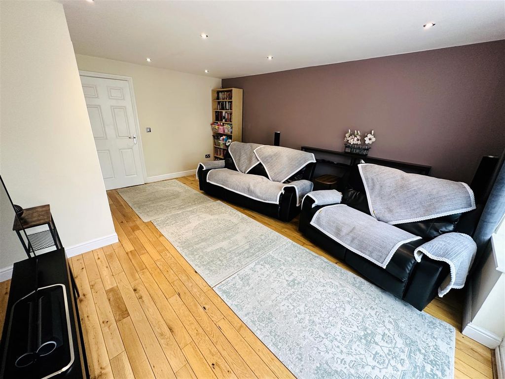 Property photo 1 of 15 Lounge