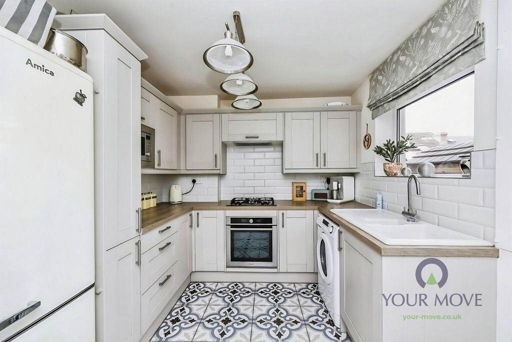 Property photo 2 of 11 Kitchen