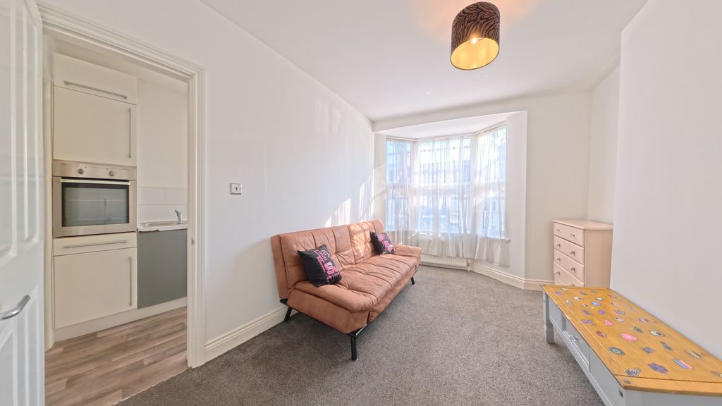 Property photo 1 of 6 Lounge