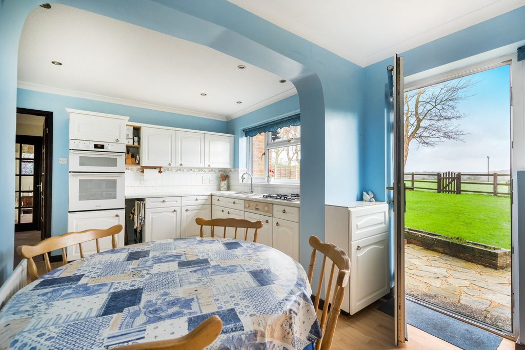 Property photo 3 of 30 Kitchen/Breakfast