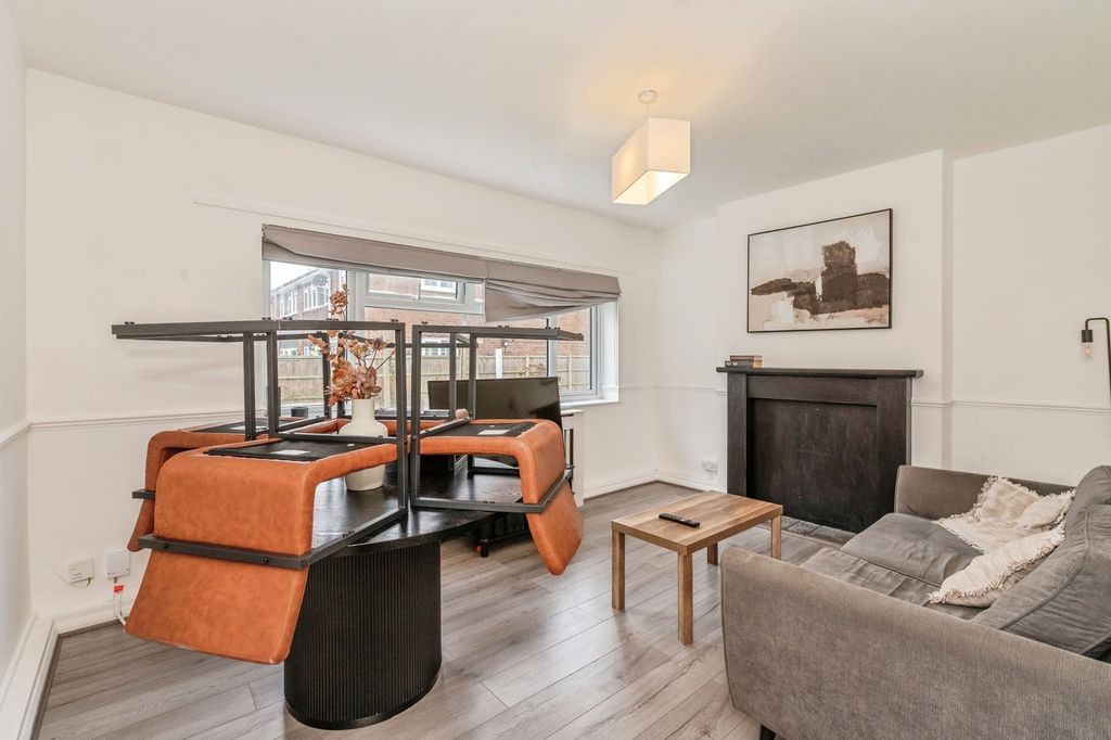 Property photo 2 of 12 Lounge