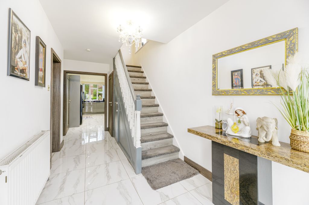 Property photo 3 of 40 03