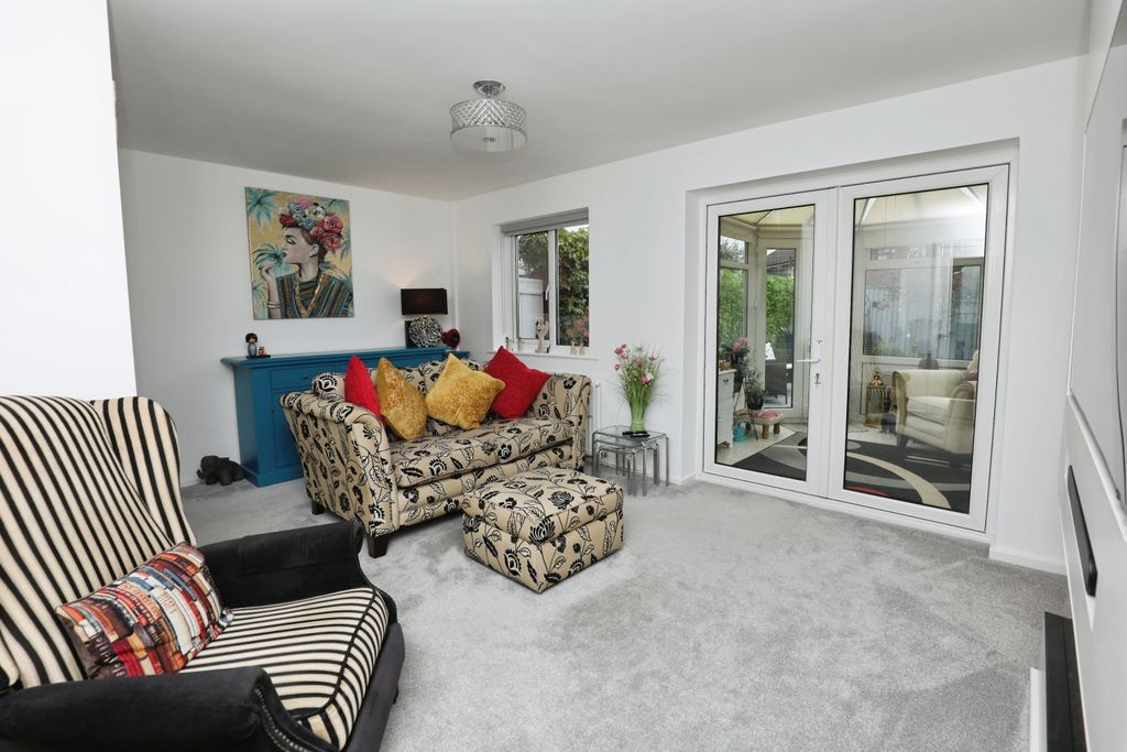 Property photo 3 of 18 Lounge