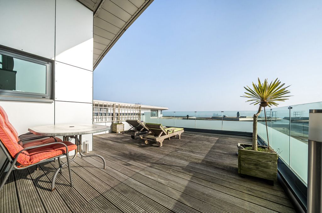 Property photo 1 of 25 Sun Terrace