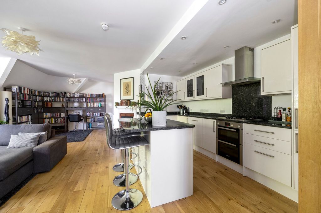 Property photo 2 of 28