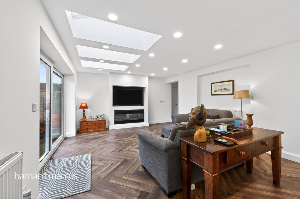 Property photo 3 of 11