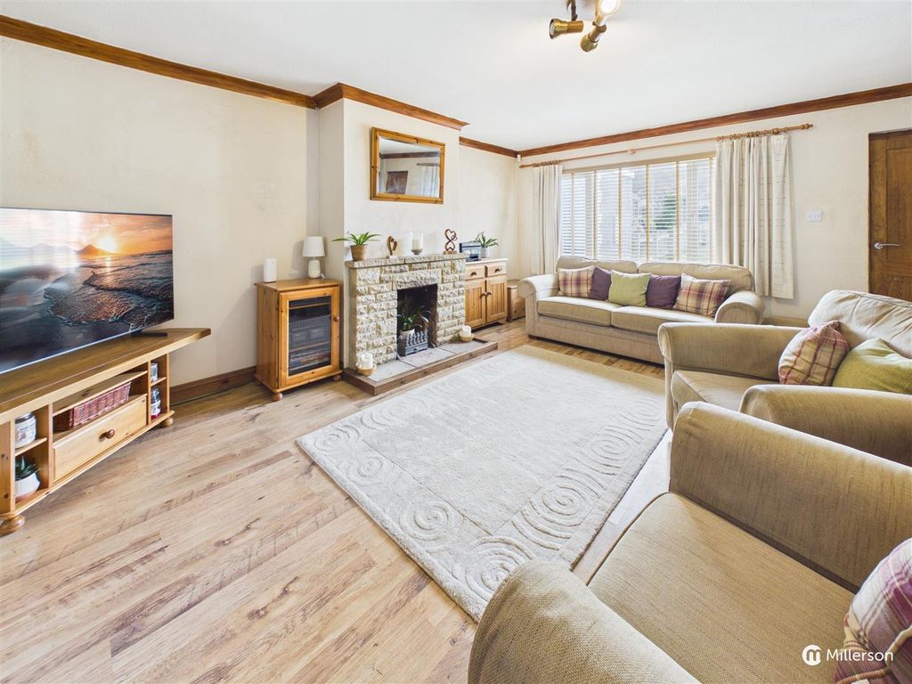 Property photo 2 of 17 Lounge