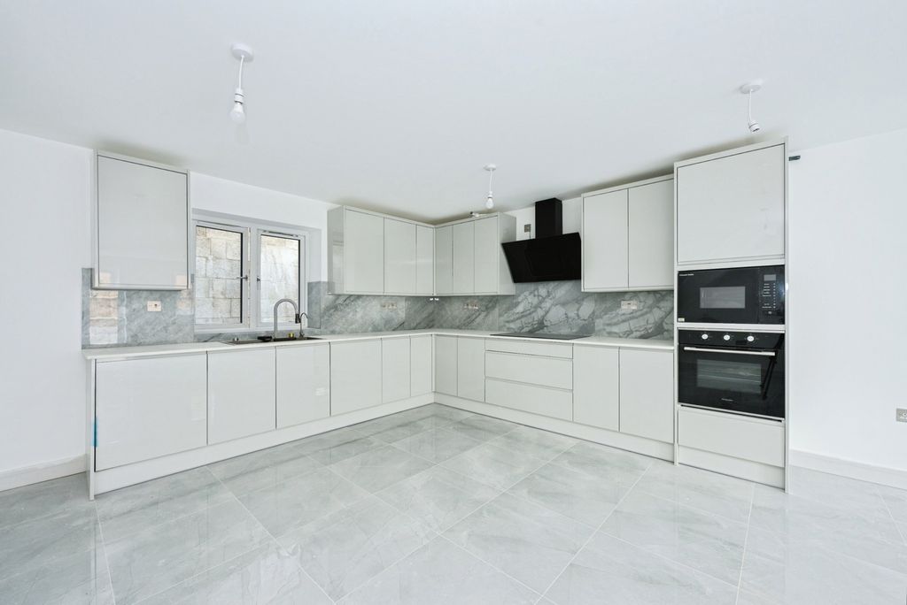 Property photo 2 of 18 Pbox-Img.Jpg