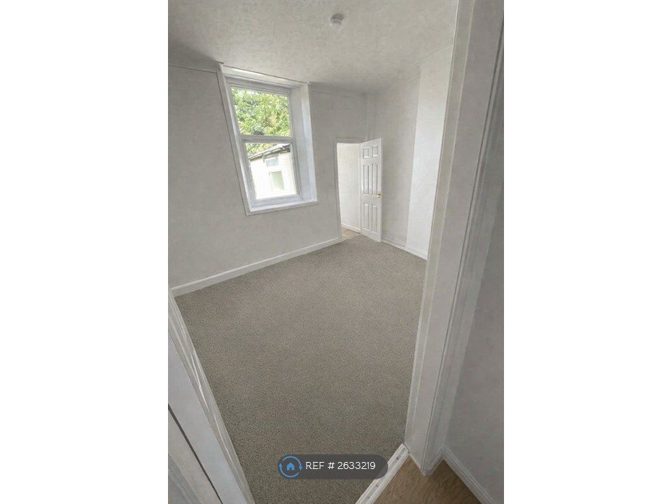 Property photo 3 of 9 Bedroom Entrance
