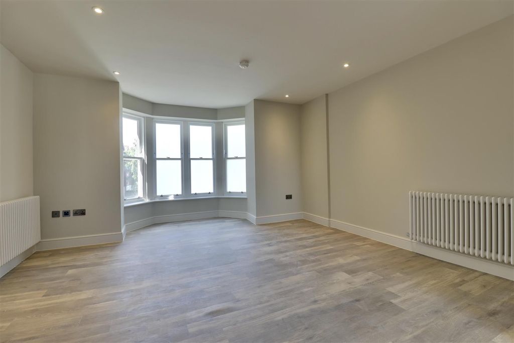 Property photo 3 of 16 8A83B16B-1350-45C5-B843-6F48Fd94E9Cf_1_201_A.Jpeg