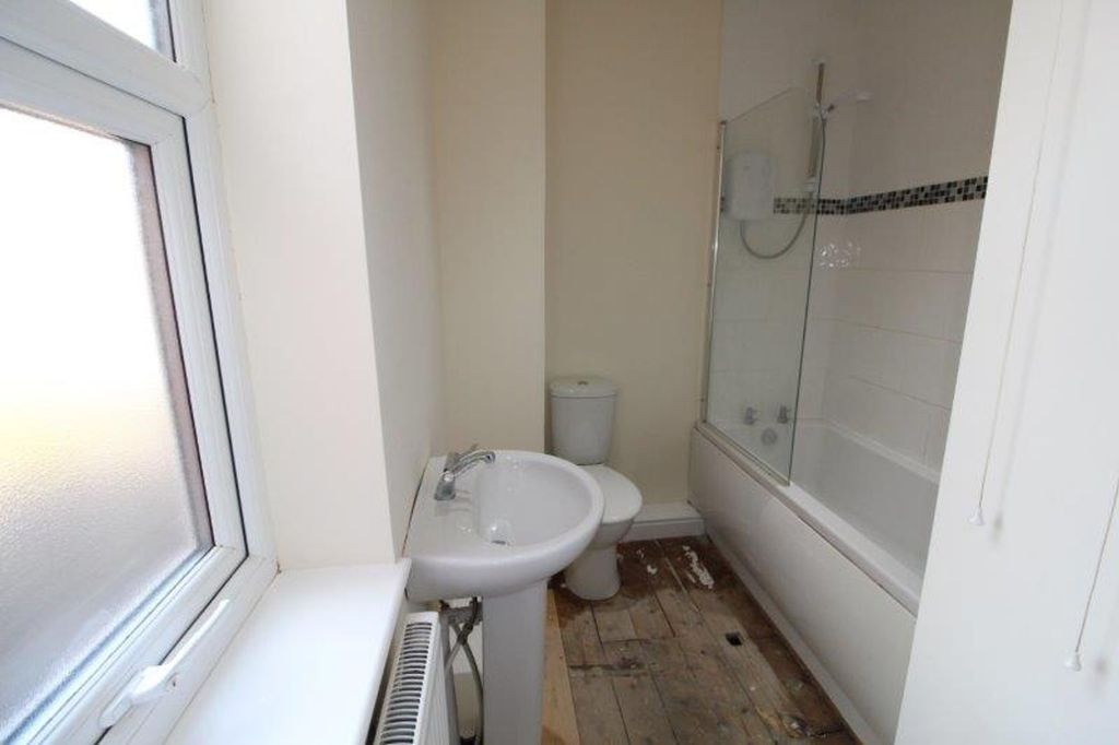 Property photo 3 of 9 Bathroom