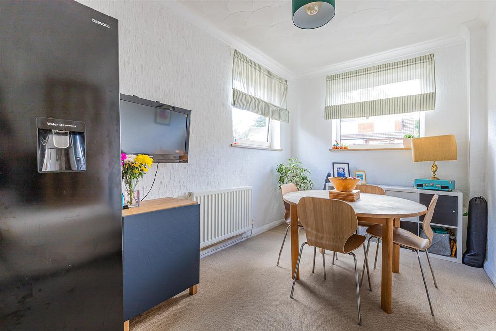 Property photo 3 of 20 Carisbrooke Road 84-14.Jpg