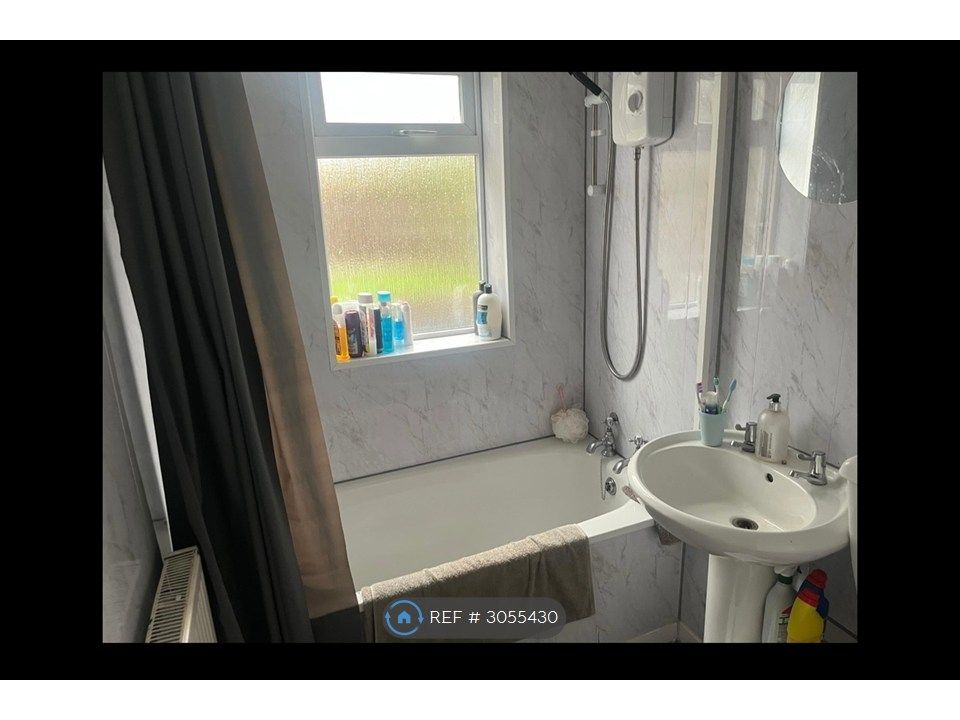 Property photo 2 of 9 Bathroom