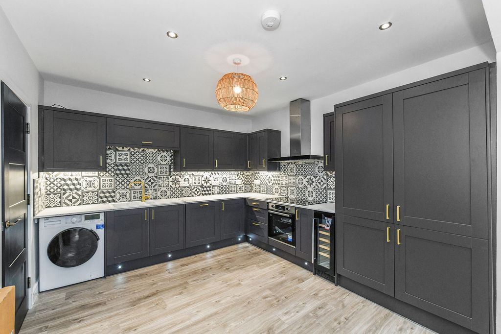 Property photo 2 of 30