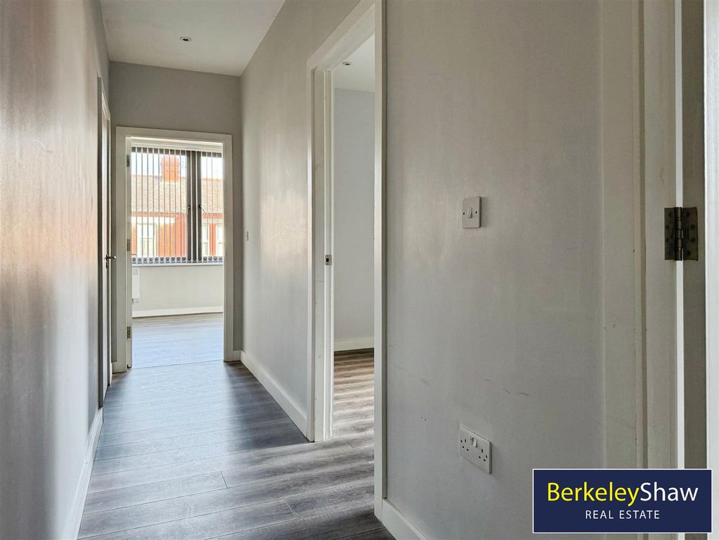 Property photo 2 of 16 Hallway