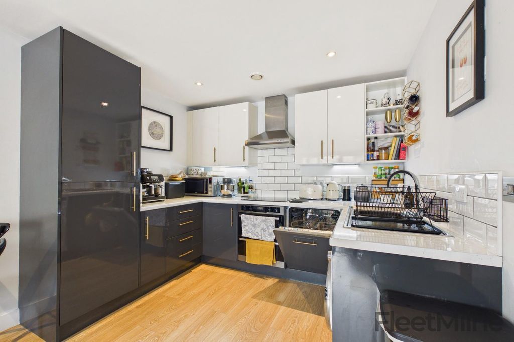 Property photo 3 of 11 Kitchen