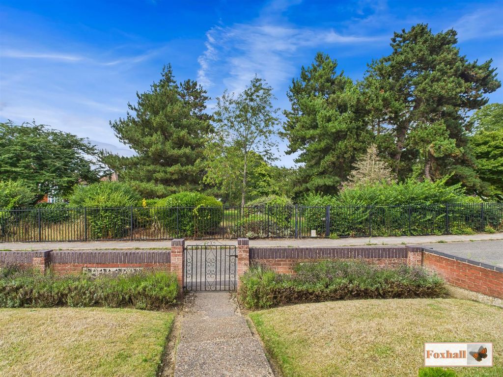 Property photo 2 of 21 Front Garden