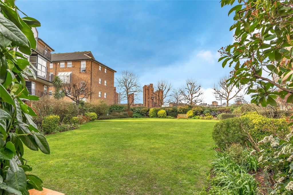 Property photo 3 of 9 Gardens