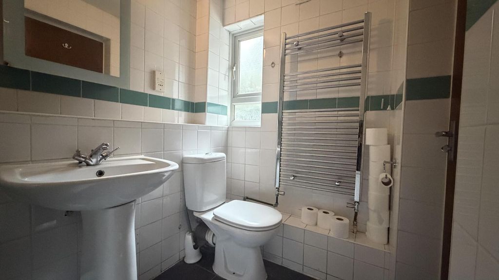 Property photo 3 of 11 Bathroom