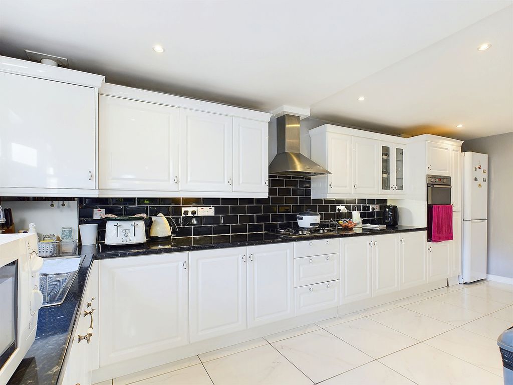 Property photo 3 of 17 Cam03582G0-Pr0049-Still014