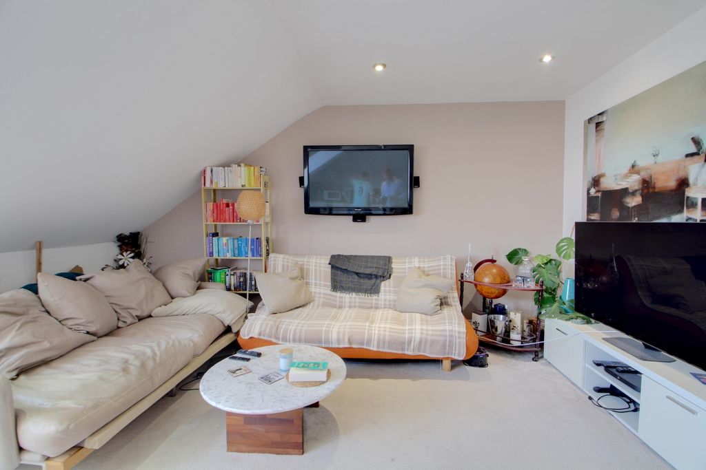 Property photo 3 of 10 Lounge2