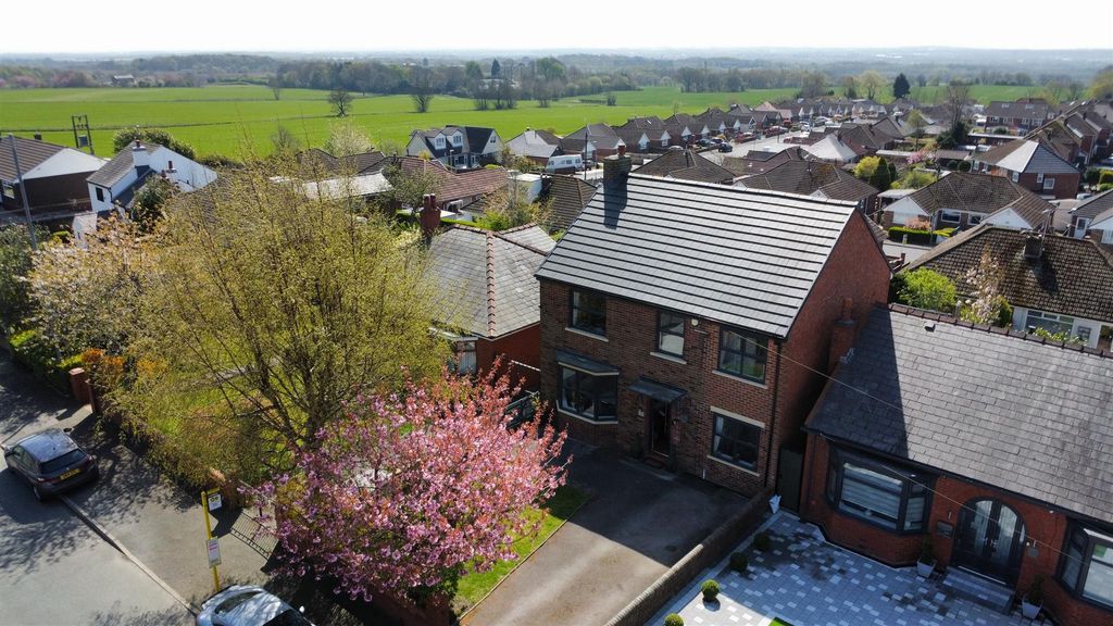 Property photo 2 of 31 Newton Road