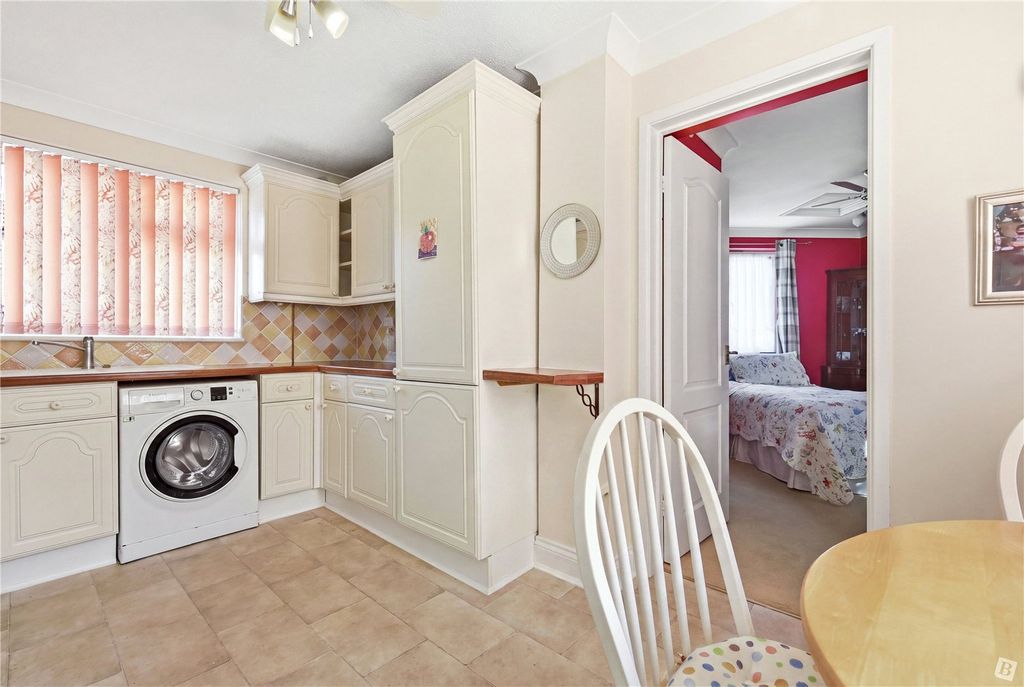 Property photo 3 of 12 Kitchen