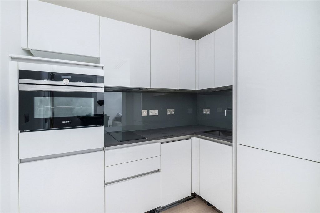 Property photo 3 of 8 Westbourne Apt