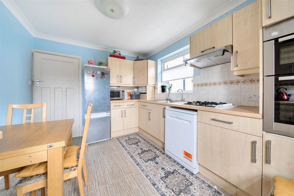 Property photo 3 of 10 Links Way - Kitchen.Jpg