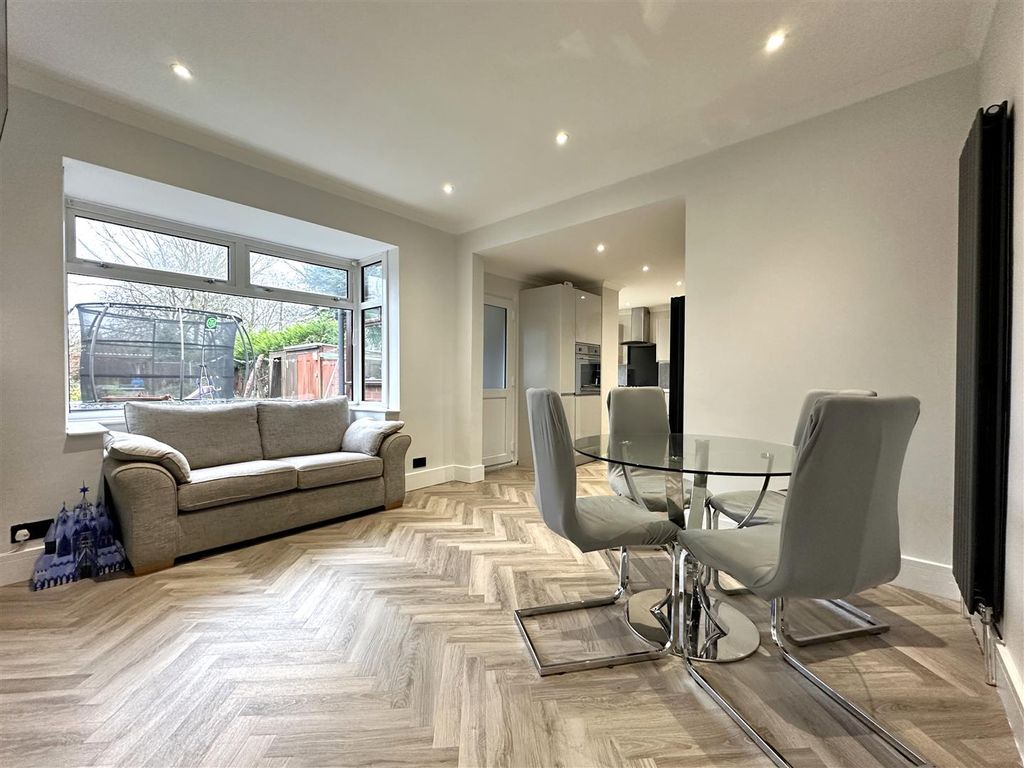 Property photo 2 of 17 Open-Plan Living/Dining Area 723