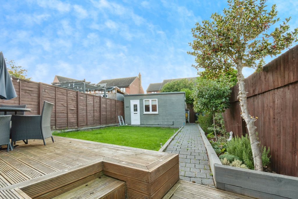 Property photo 2 of 13 Garden And Outside Cabin