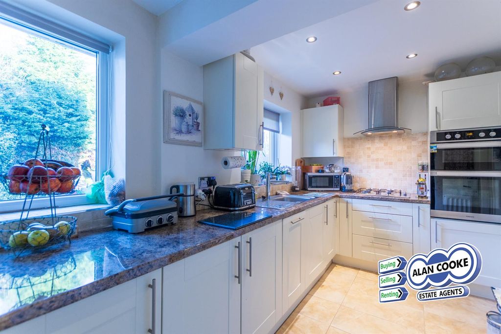 Property photo 3 of 14 Kitchen