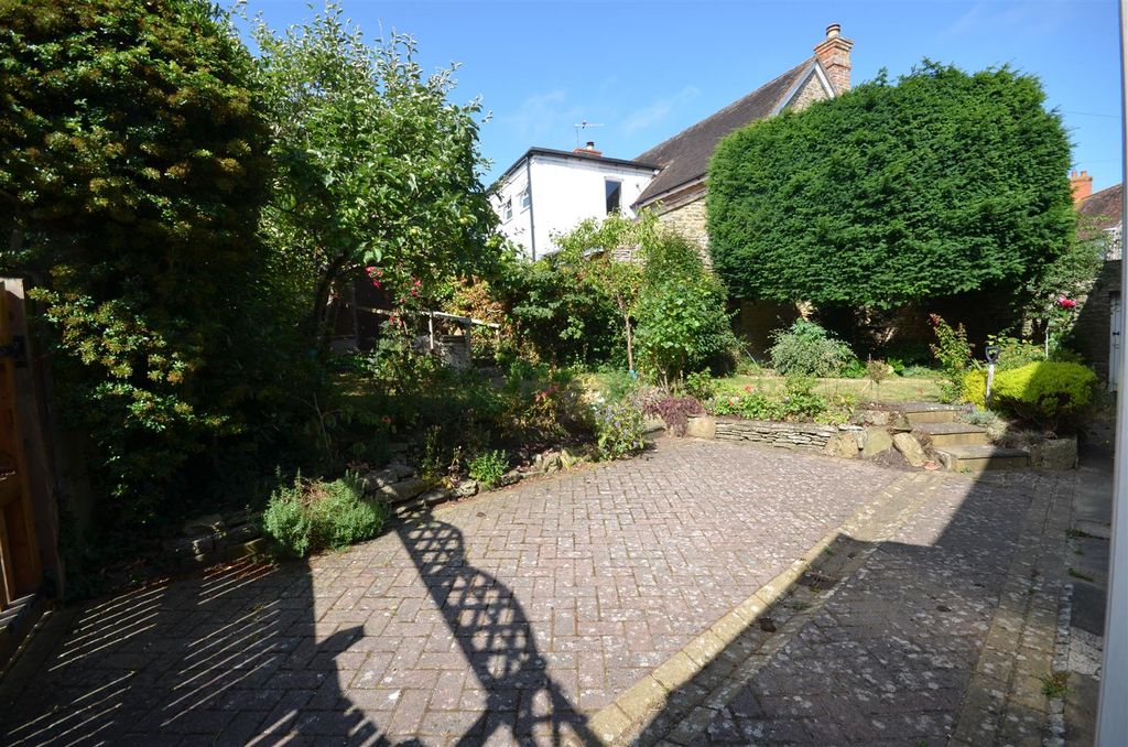 Property photo 2 of 12 Garden And Parking