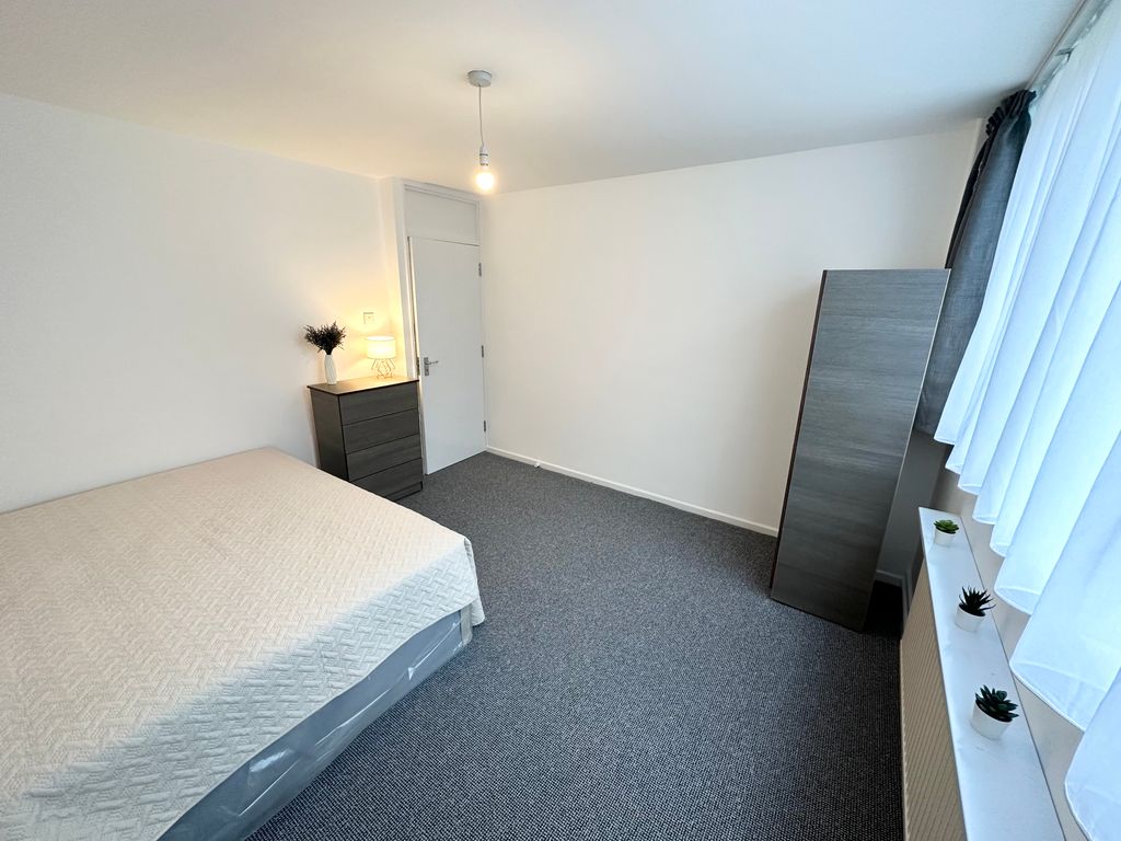 Property photo 3 of 12 Room E
