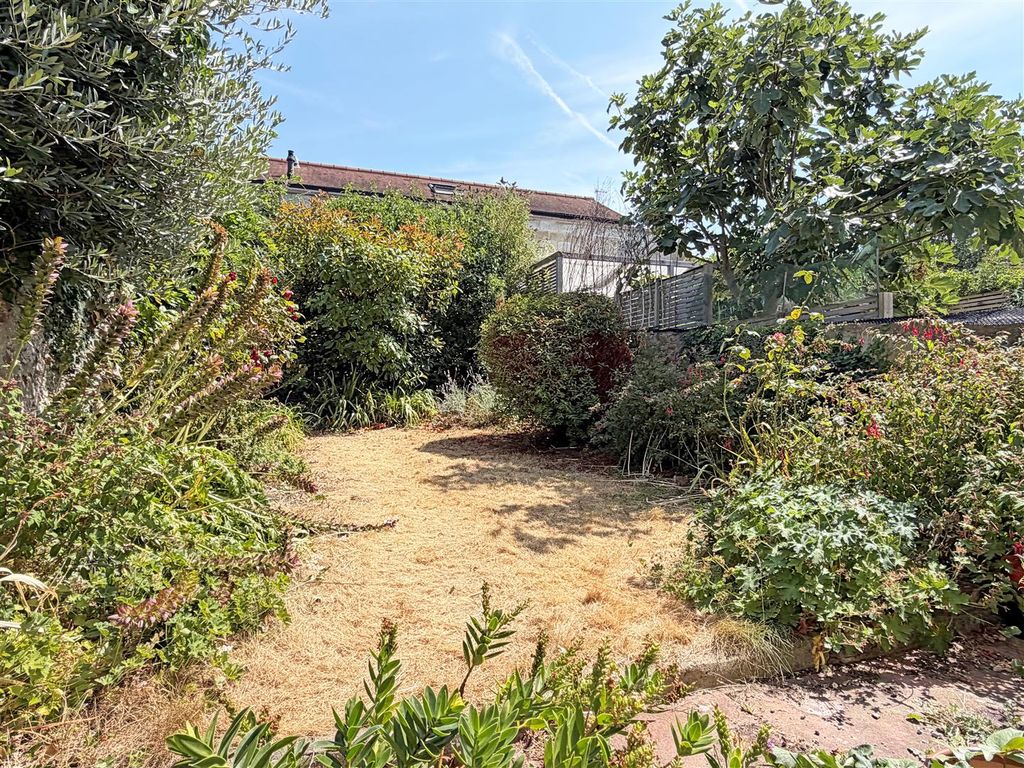 Property photo 2 of 16 Gdn2A.Jpg