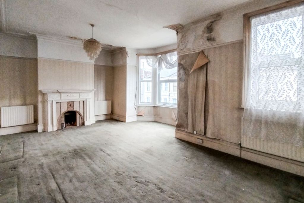 Property photo 3 of 11 98 Victoria Road North, Southsea, Hampshire, Po5 1Qe