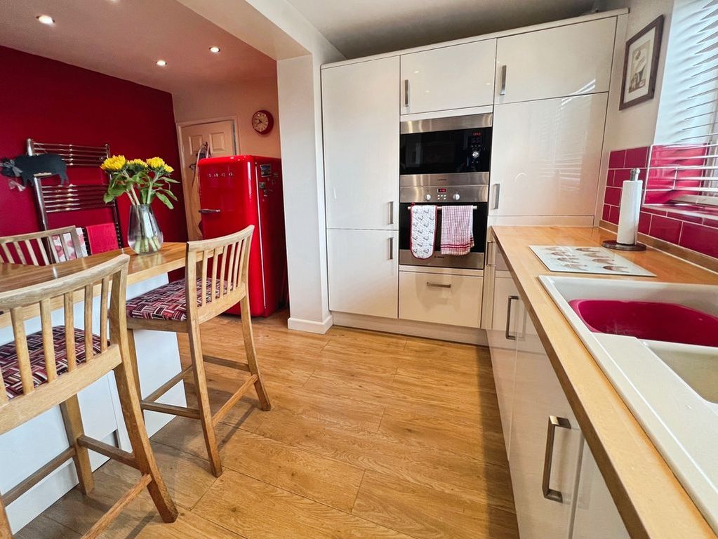 Property photo 3 of 31 Kitchen