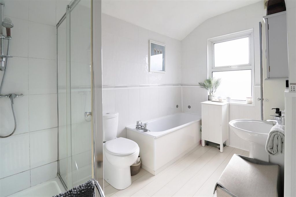 Property photo 1 of 13 Bathroom