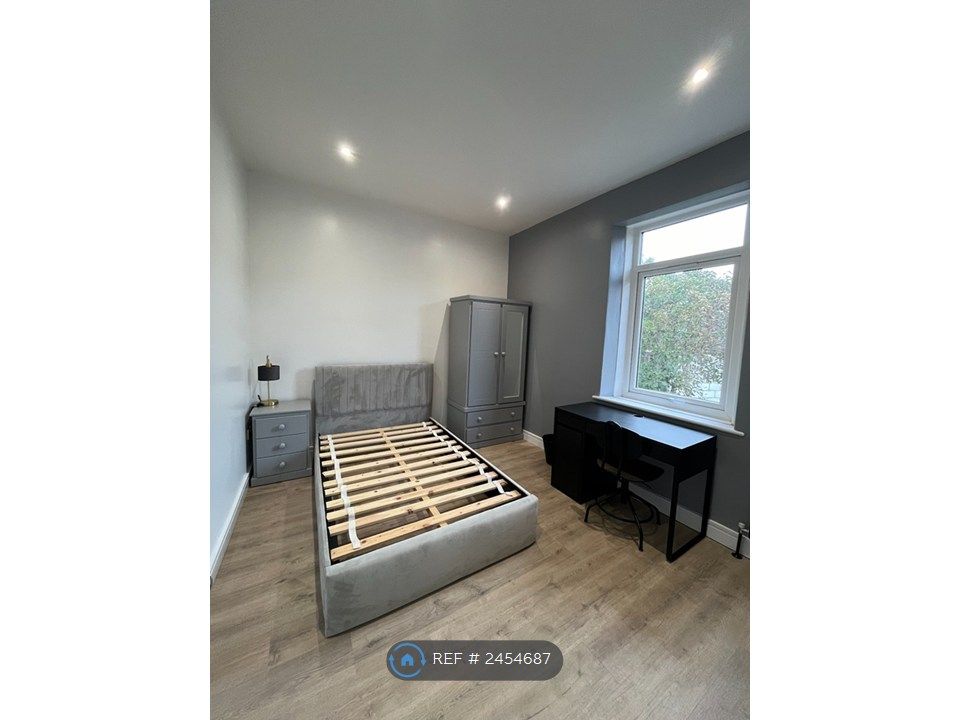 Property photo 1 of 17 Room 4