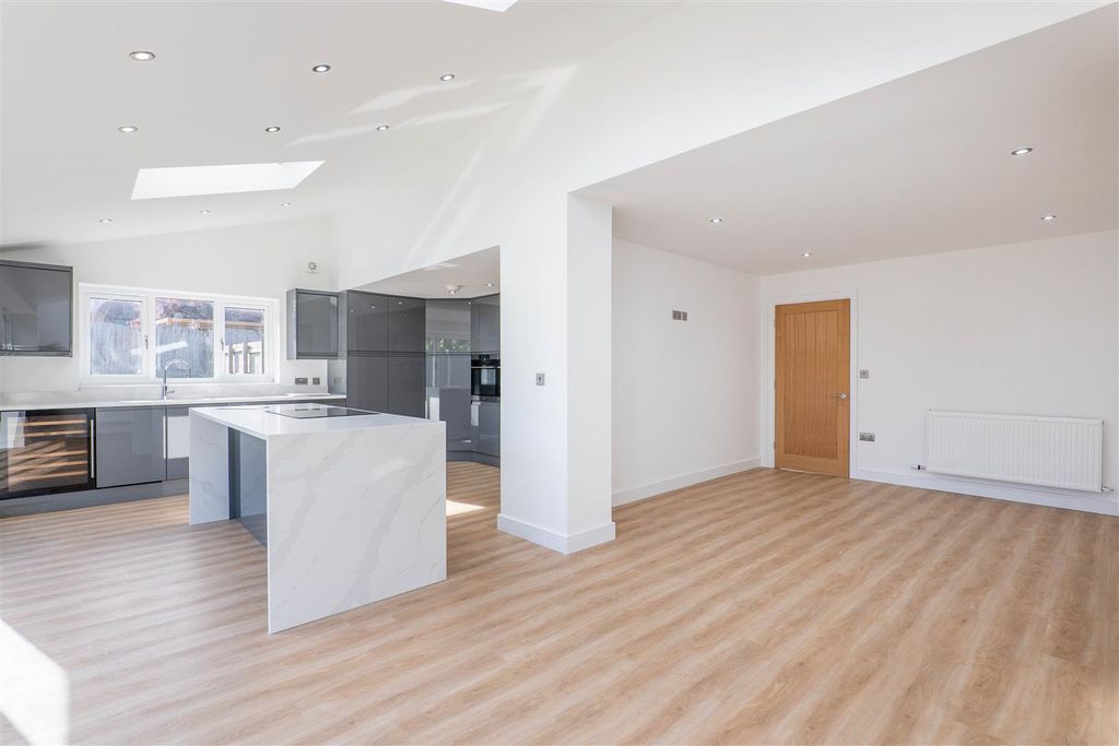 Property photo 3 of 44 Kitchen/Breakfast Room