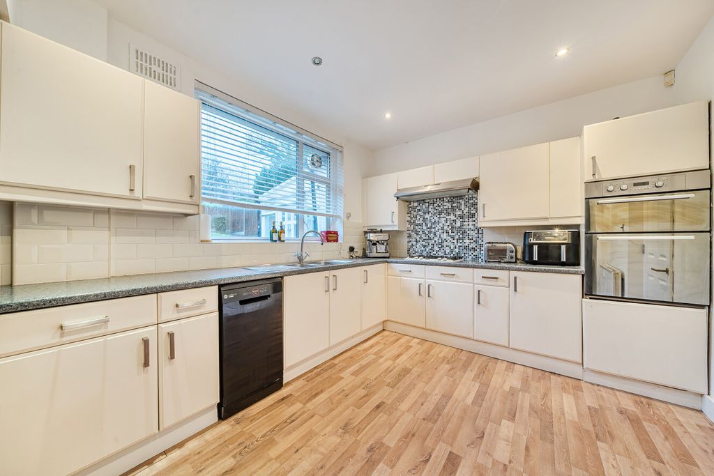 Property photo 2 of 21 1395772-12-69664d...