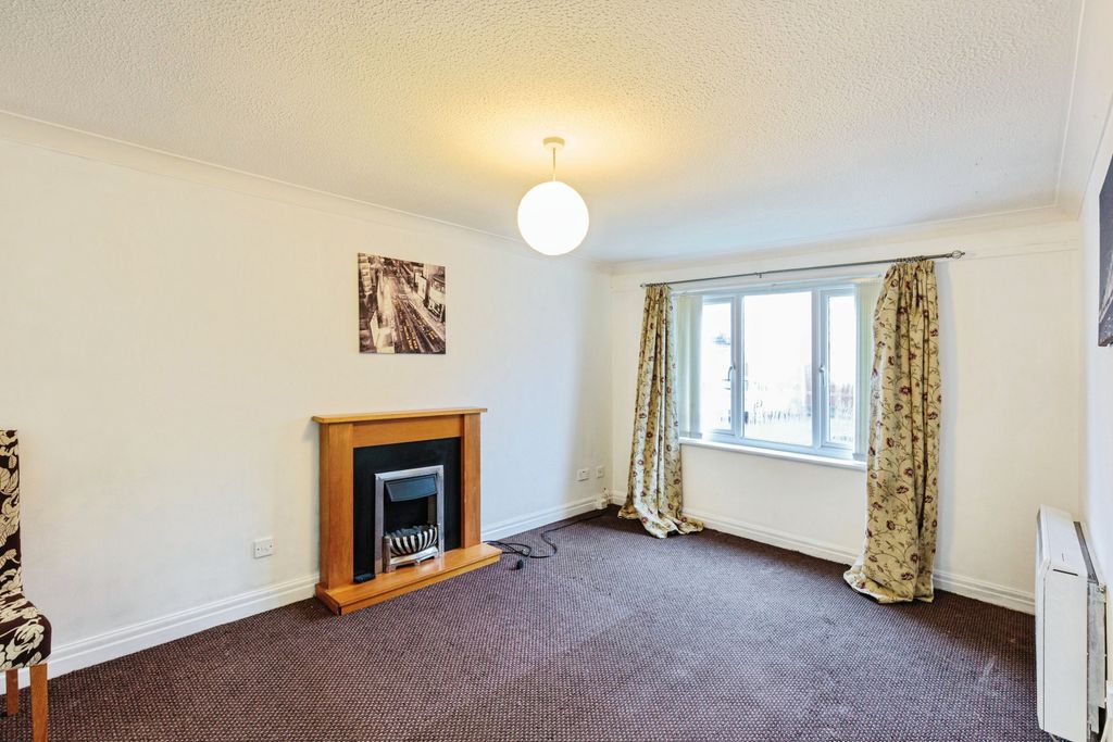 Property photo 3 of 19 Lounge