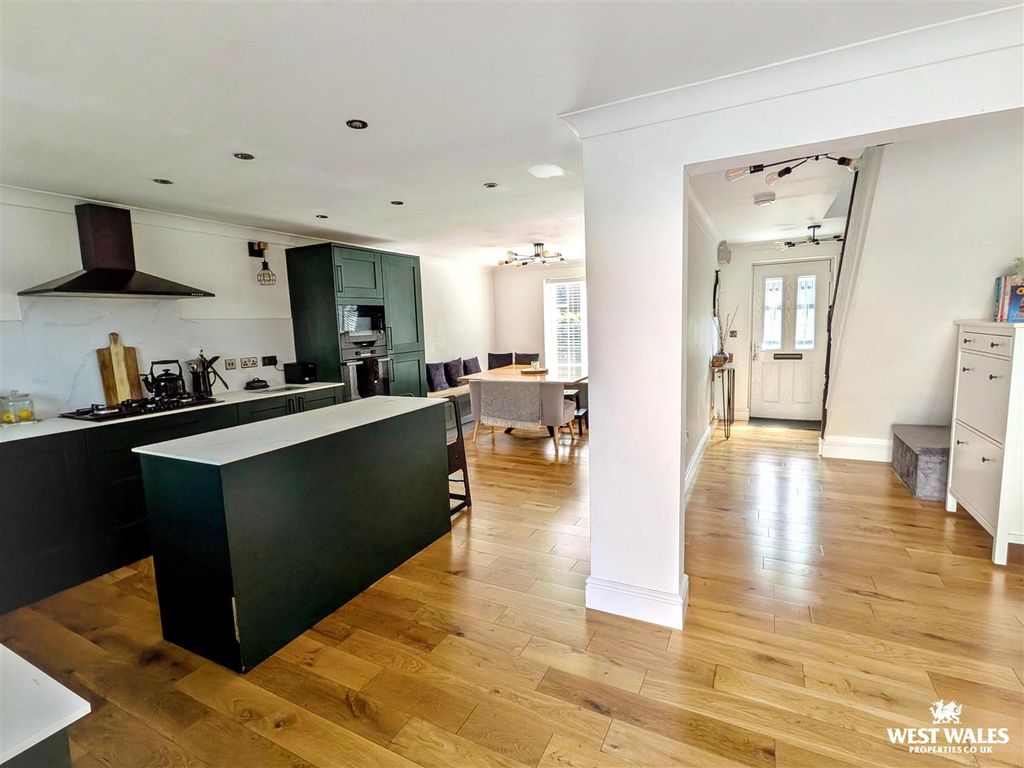 Property photo 3 of 28 6686.Jpg